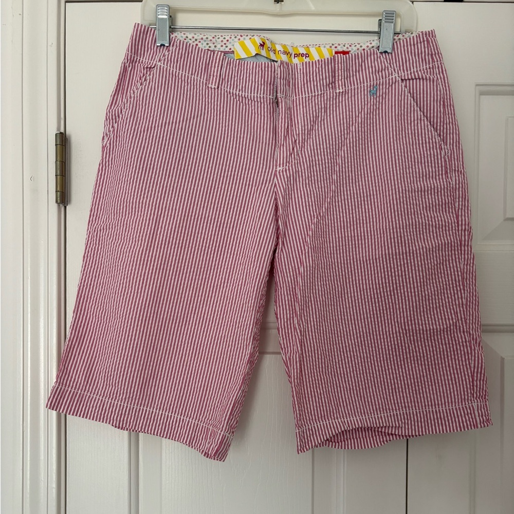 Size 8 Vintage Old Navy pink & white seersucker Bermuda shorts in EUC.
